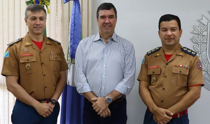 Novo comandante-geral do Corpo de Bombeiros, Frederico Reis Pouso, Governador Eduardo Riedel e Subcomandante dos Bombeiros, Adriano Noleto Rampazo.