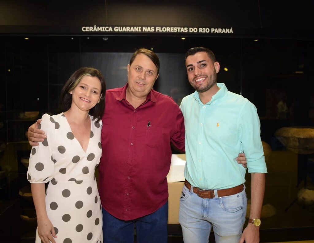 Marco Antonio (centro) responsavel pelo trabalho da descoberta dos novos sitios, ao lado da esposa Dalva e do Secretário Saude do municipio João. 